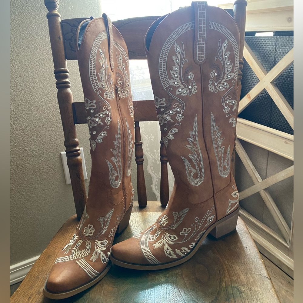 Cowboy/ cowgirl boots